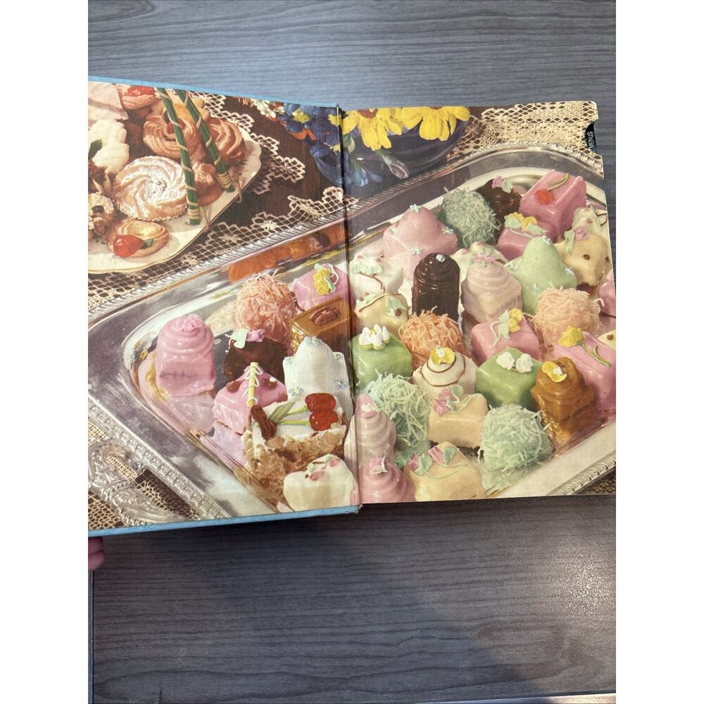 Vintage 1939 - Woman's World Edition of the American Woman's Cook Book - Picture 8 of 12